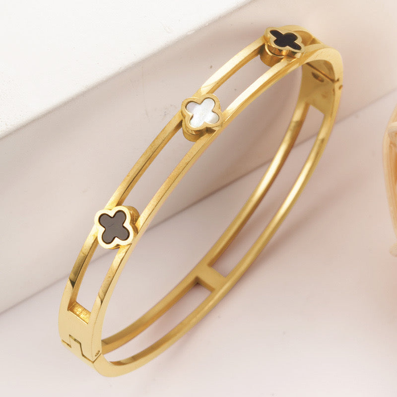 Four Leaf Clover Bracelet in Gold