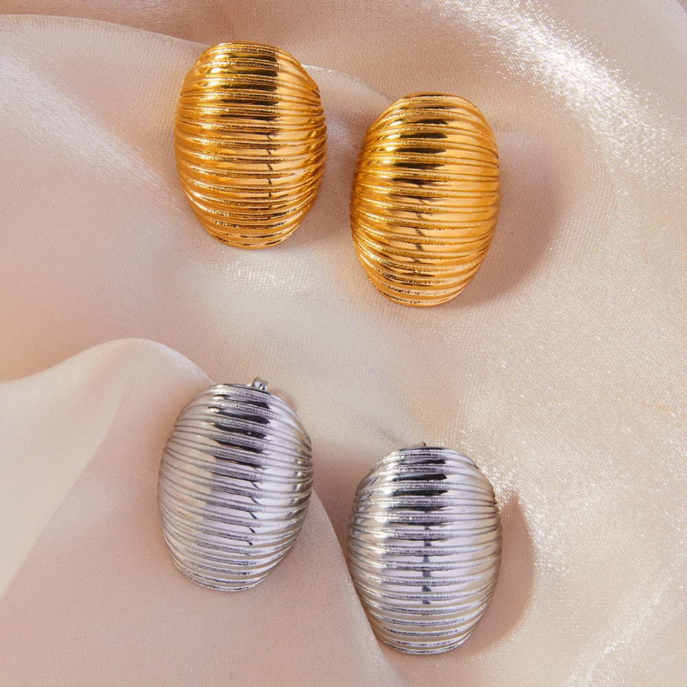 Ribbed Oval Retro Stud in Silver (18K Gold Plated)