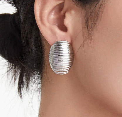 Ribbed Oval Retro Stud in Silver (18K Gold Plated)