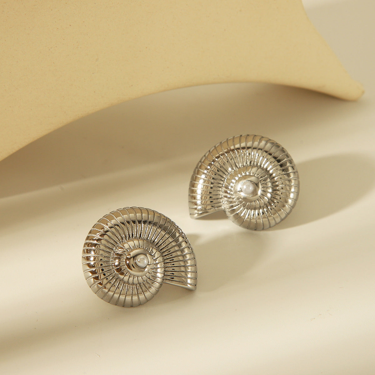 Snail Stud with Pearl in Silver