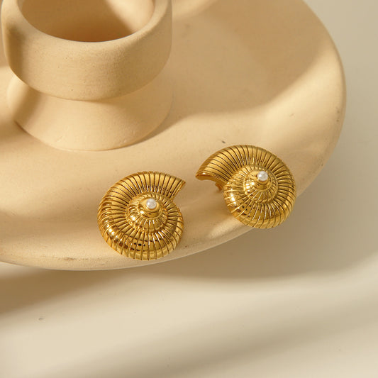 Snail Stud with Pearl in Gold