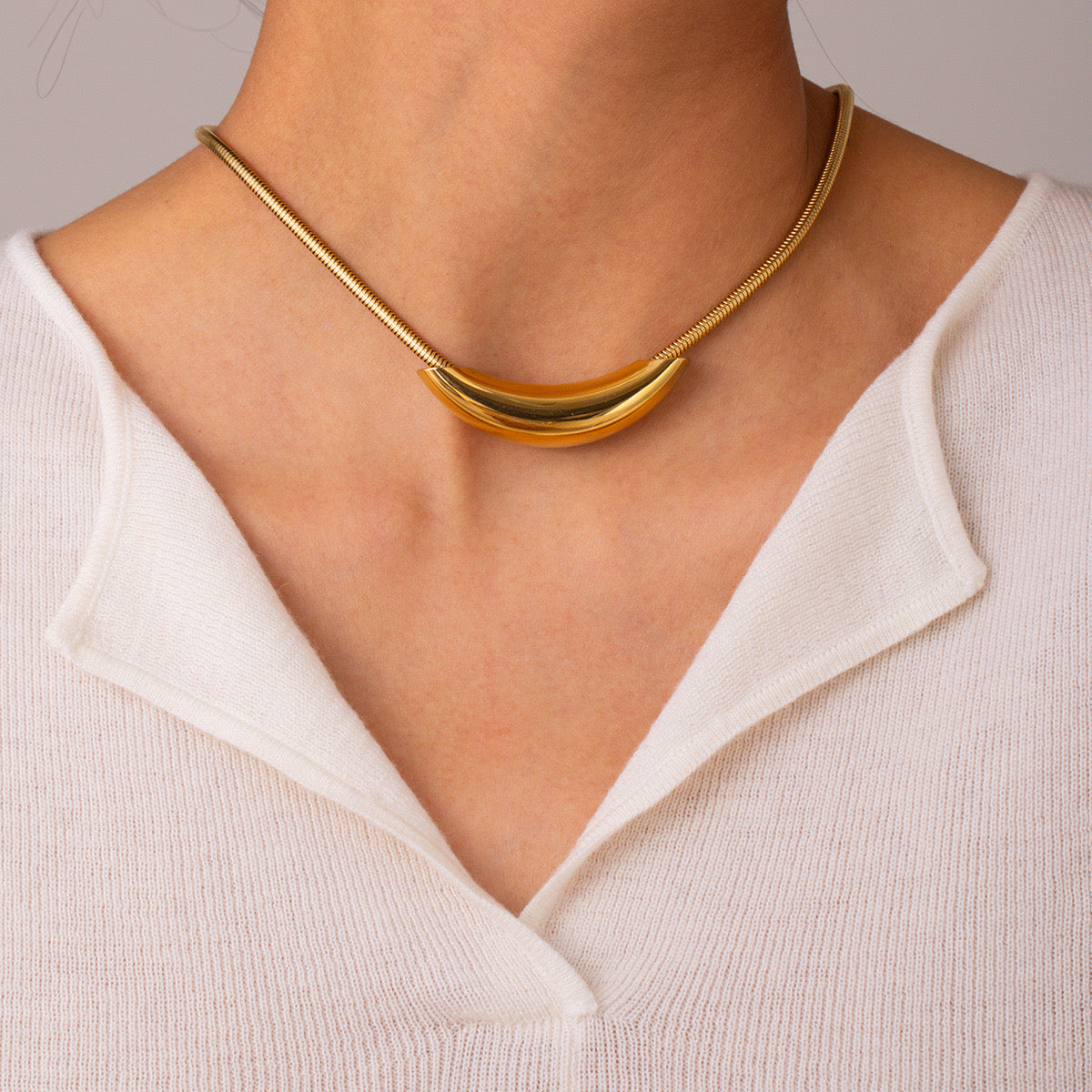 Classic Neckpiece in Gold